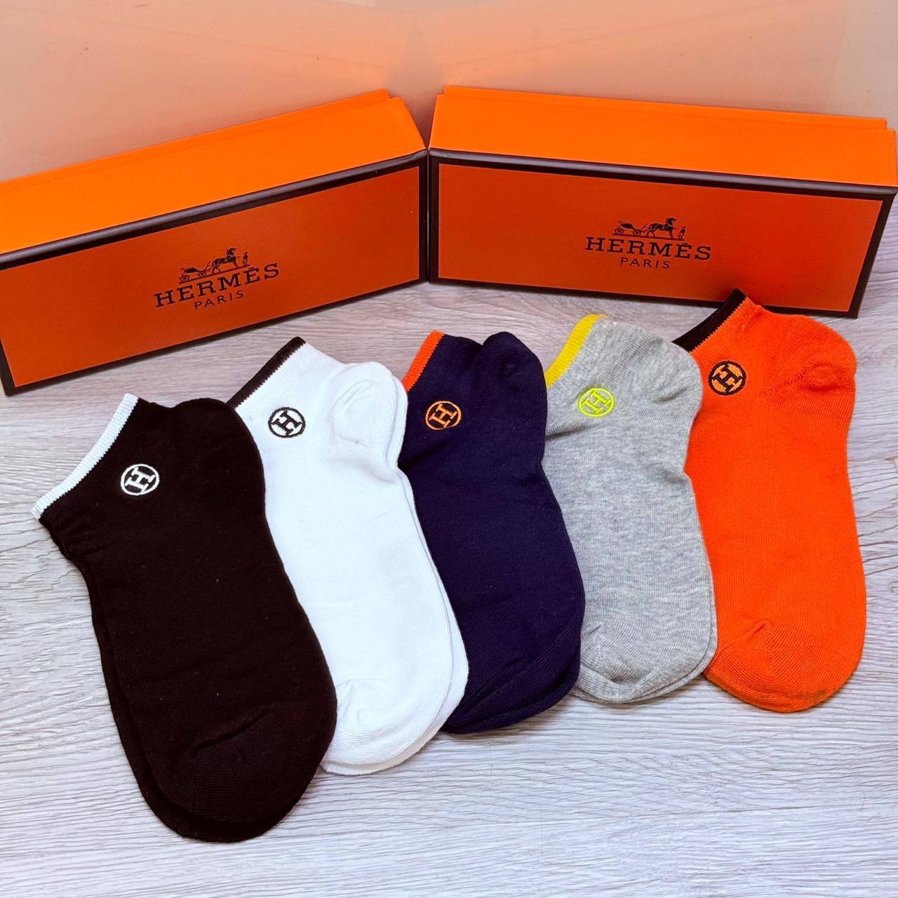 NEW CAME
SOCKS 
GOOD QUALITY 
35 dhs✅
(IN ONE BOX 5 PAIRS)

Zain40
♥️♥️♥️