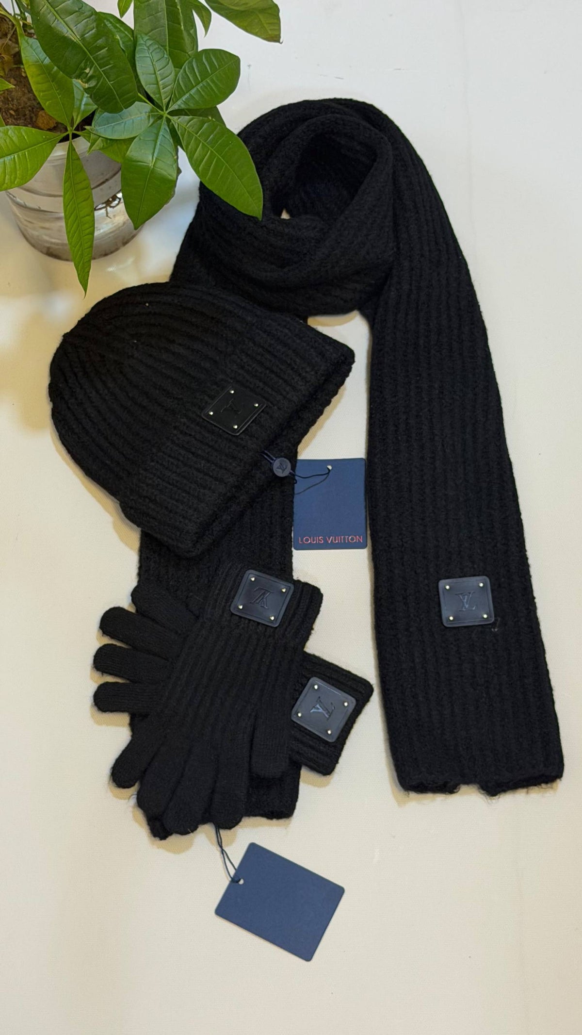 LV SET
💙*VVIP QUALITY*💙
410 dhs✅✅

Zain281
♥️♥️♥️