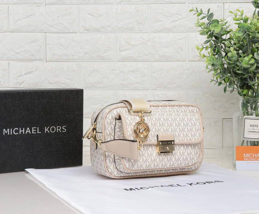 MK 
 GOOD QUALITY 
90 dhs✅
SIZE : 24cm

Zain39
♥️♥️♥️