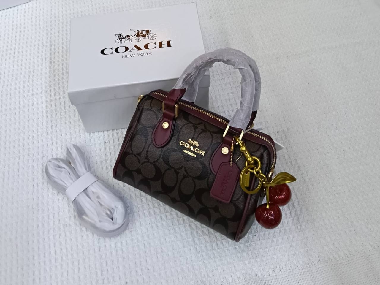 Coach
95 dhs💛
with box
size 18cm

Zain26
♥️♥️♥️