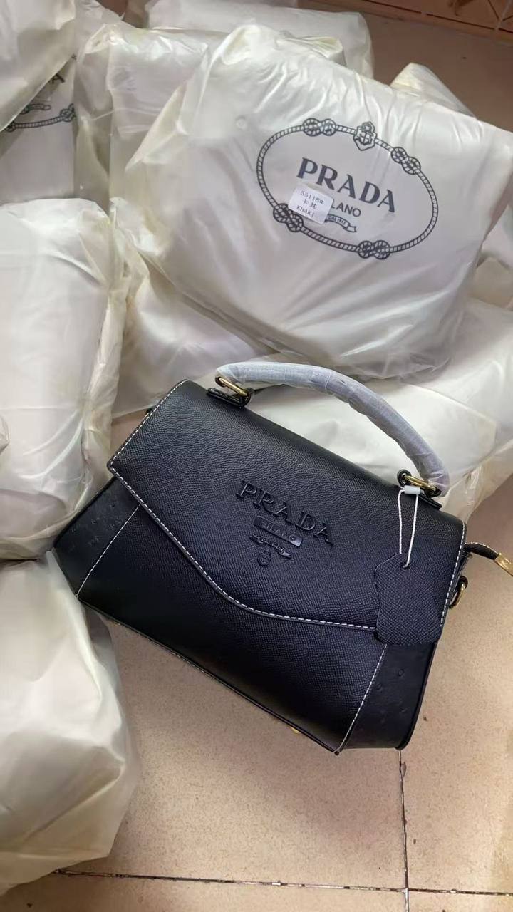 Prada
with box
🎁🎁🎁

105 dhs🪙

Zain143
♥️♥️♥️