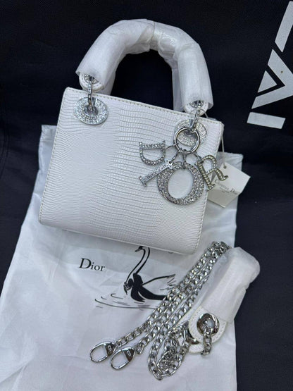 💎 Lady Dior 
1️⃣ First quality +🎁
Logo with diamond💎
Size : 18 * 14 * 7 cm
110 dhs✅
with box 🎁

Zain115
♥️♥️♥️