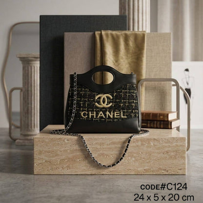 CHANEL ᴛᴡᴇᴇᴅ ʜᴀɴᴅ ʙᴀɢ
ғᴇᴀᴛᴜʀɪɴɢ ᴄᴜᴛ - ᴏᴜᴛ ᴛᴏᴘ ʜᴀɴᴅʟᴇ
ᴡɪᴛʜ ʟᴏɴɢ ᴄʜᴀɪɴ ʙᴇʟᴛ sᴛʀᴀᴘ
sɪᴢᴇ : 24 cm

65 dhs✅

Zain31
♥️♥️♥️