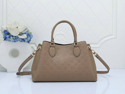 LV
NEW CAME GOOD QUALITY 
90 dhs🪙💕
SIZE: 36cm

Zain39
♥️♥️♥️