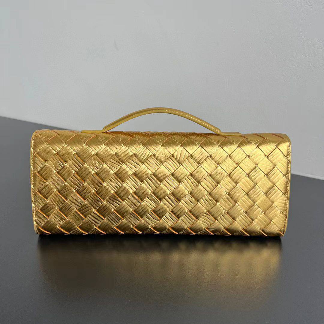*Bottega Andiamo Clutch✅*
*Size 31 cm*
For Price 👇 WTSP Text Zain 0568585901

Zain274
♥️♥️♥️
