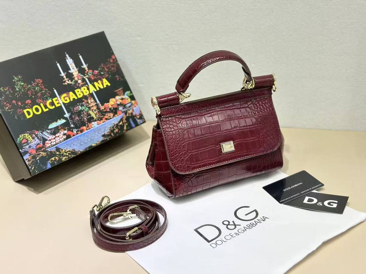 D&G
high quality 

with box 
🎁🎁🎁

105 dhs✅

Zain39
♥️♥️♥️