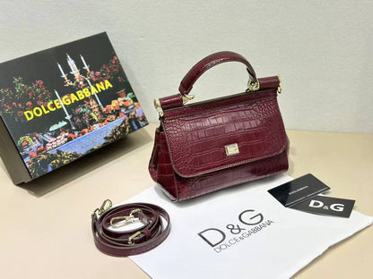 D&G
high quality 

with box 
🎁🎁🎁

105 dhs✅

Zain39
♥️♥️♥️