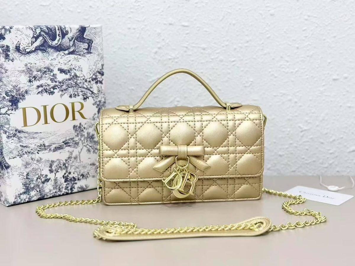 Dior 

have box
100 dhs🇦🇪🇦🇪

Zain07
♥️♥️♥️