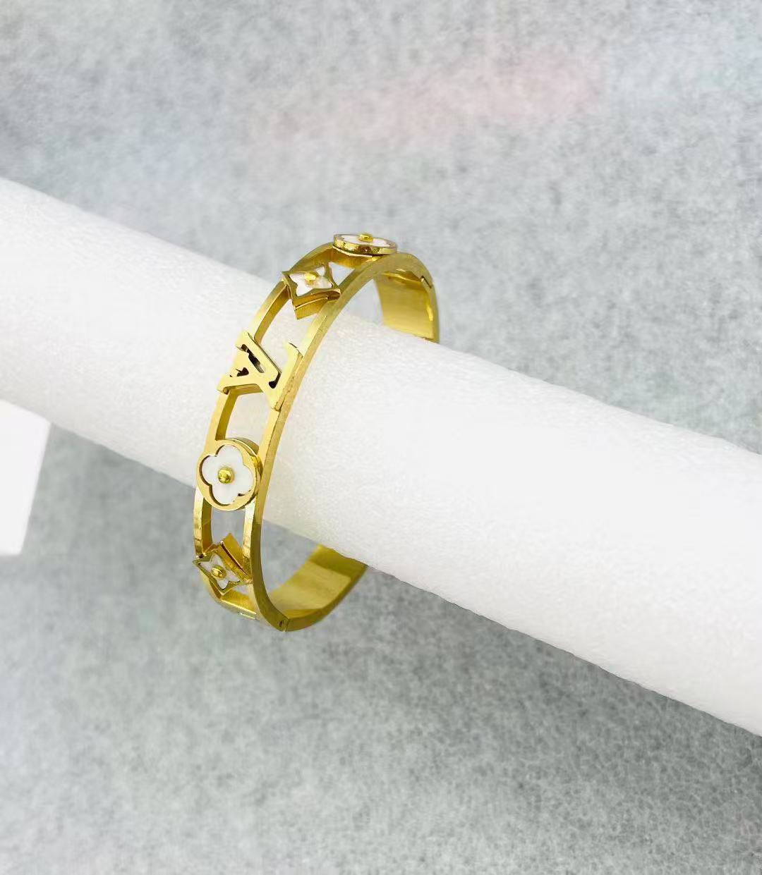 Bangle 🌊*
Stainless steel 💯
Non tarnish 💥
With black boxes 🗃️ 
20 dhs🪙🌨️
With normal boxes 📦 
And paper bag 🛍️
30 dhs🪙🌨️

Zain216
♥️♥️♥️