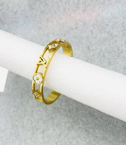 Bangle 🌊*
Stainless steel 💯
Non tarnish 💥
With black boxes 🗃️ 
20 dhs🪙🌨️
With normal boxes 📦 
And paper bag 🛍️
30 dhs🪙🌨️

Zain216
♥️♥️♥️