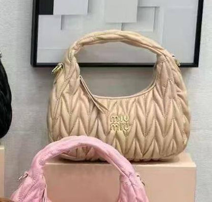 Miu Miu

25*18*7 cm

95 dhs🗽

With box
🎁🎁🎁

Zain17