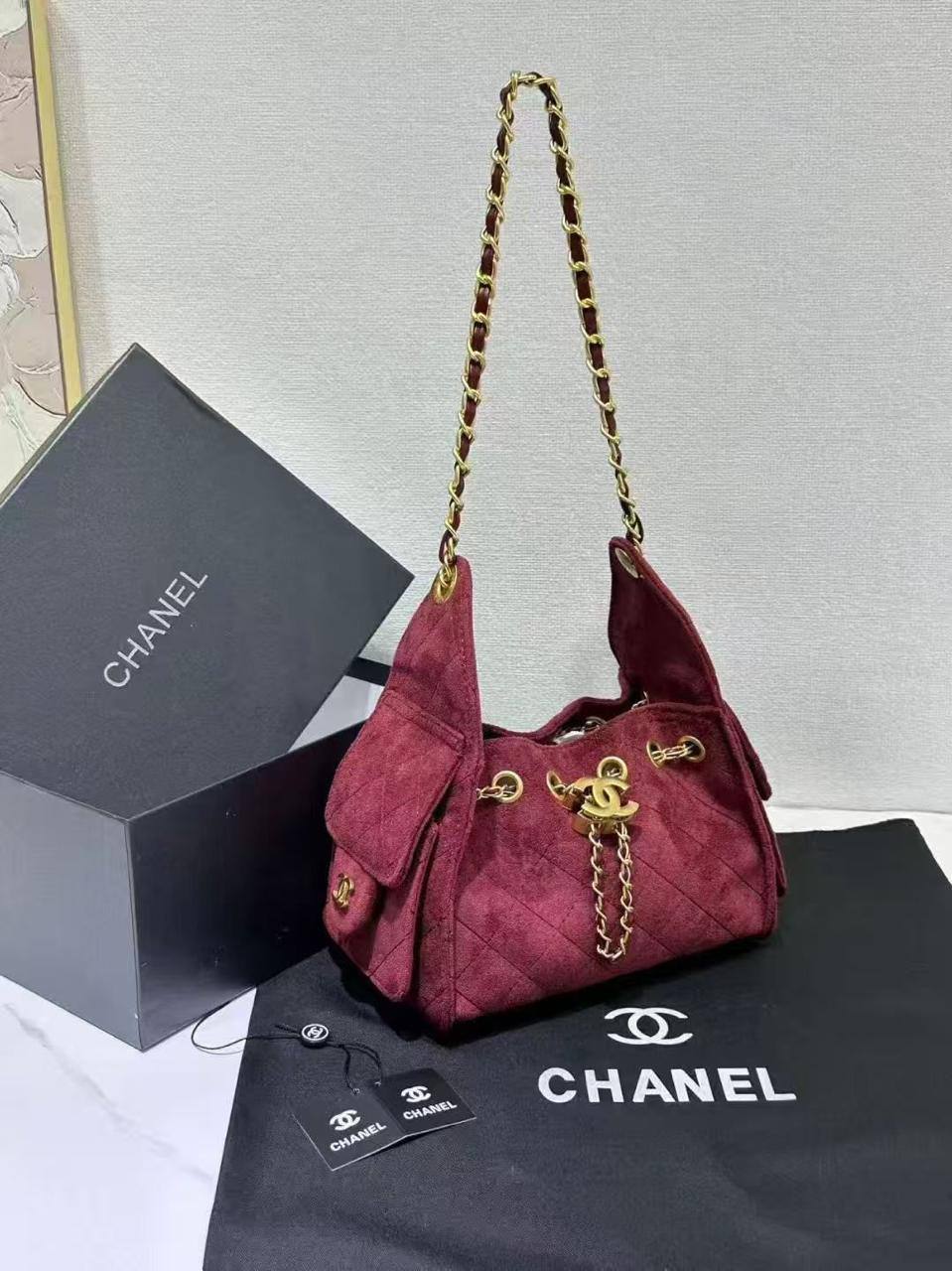 🌟 Chanel Suede
1️⃣ Finish Quality +🎁
Size: 20 * 23 cm
110 dhs🪙🌨️
with box 🎁

Zain115
♥️♥️♥️