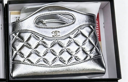 Chanel

95 dhs🇦🇪🇦🇪

size：18cm 
Silver logo 
with box

Zain35
♥️♥️♥️