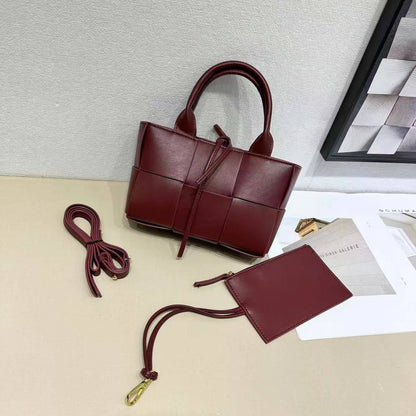 Bottega veneta 

with box 
🎁🎁🎁

90 dhs❤️

Zain177
♥️♥️♥️