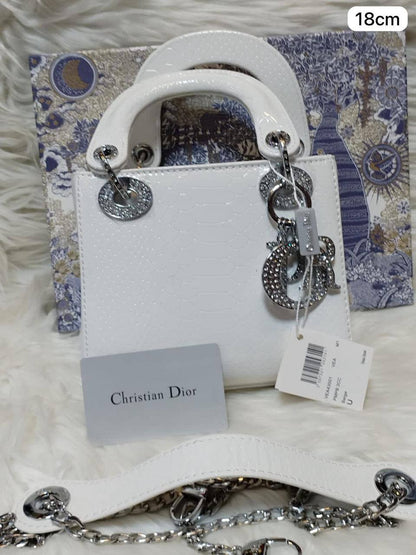 💎 Lady Dior 
1️⃣ First quality +🎁
Logo with diamond💎
Size : 18 * 14 * 7 cm
120 dhs✅
with box 🎁

Zain115
♥️♥️♥️