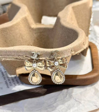 CHANEL ❤️‍🔥*
Necklace ✨
Earring🐦‍🔥
Master quality 💯
With normal boxes 🗃️ 
120 dhs✅
With master box 🗃️ 
140 dhs✅

Zain216
♥️♥️♥️