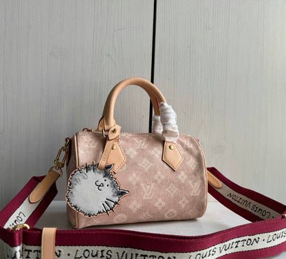 NEW✨LV✨
SUPER MASTER QUALITY🫶
WITH FULL PACKAGING🎁
SIZE::✨20CM✨
1150 dhs🪙💚

Zain254
♥️♥️♥️