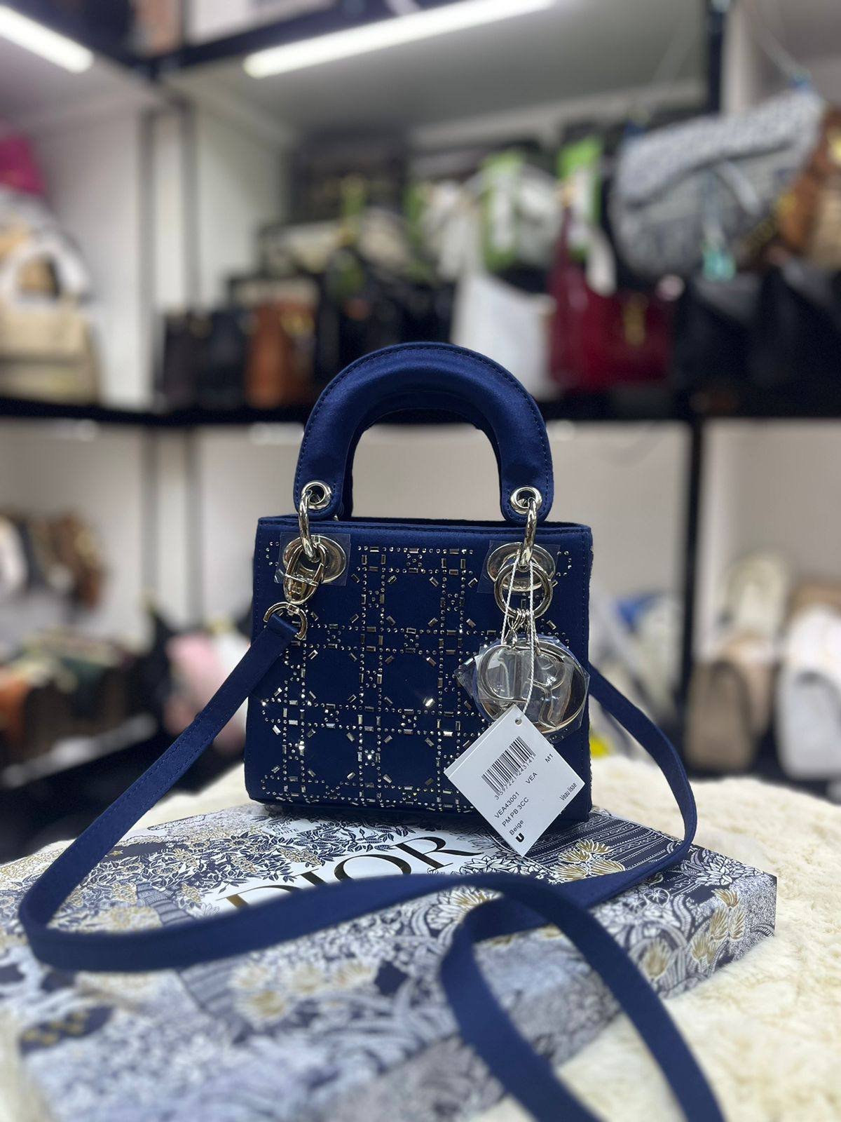 Dior

with box 
🎁🎁🎁

105 dhs🪙🌨️

Zain50
♥️♥️♥️