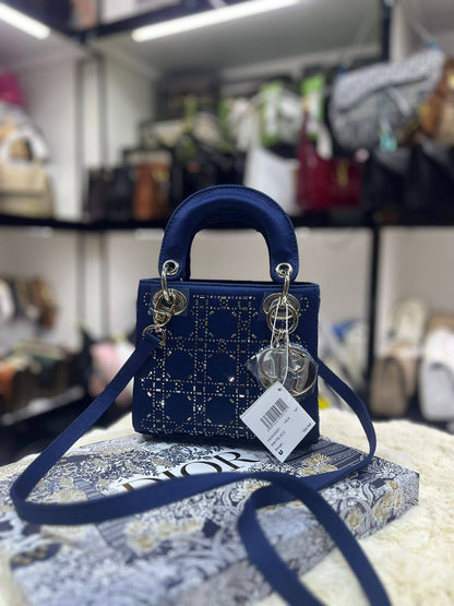 Dior

with box 
🎁🎁🎁

105 dhs🪙🌨️

Zain50
♥️♥️♥️