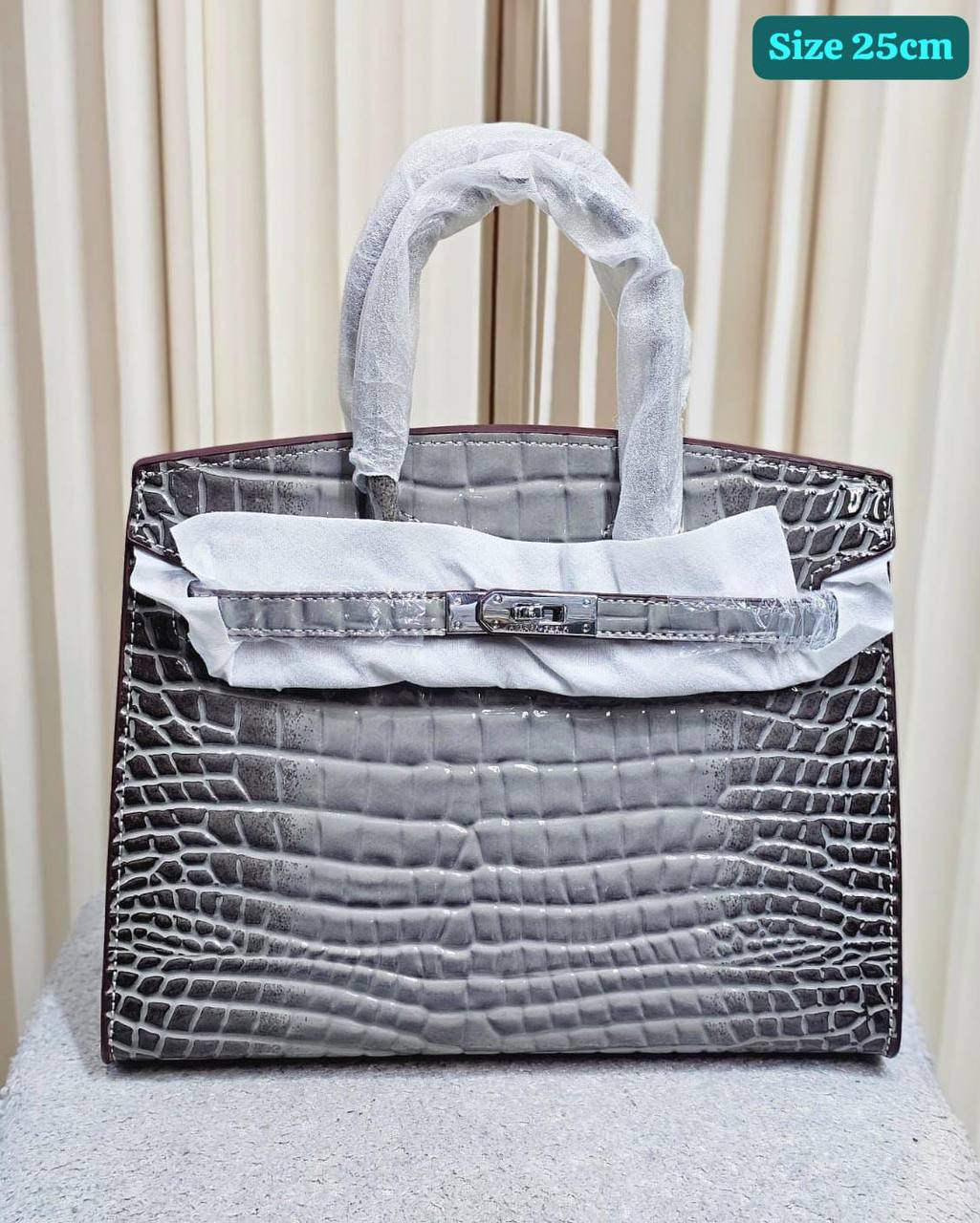 Hermes
Good quality 
with box 
🎁🎁🎁

130 dhs✅

Zain158
♥️♥️♥️