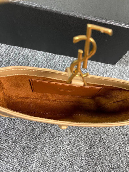 Ysl
 Mini Le 5 A 7

 Hobo Bag in
 Smooth Leather✅ 
Size 19 cm
For Price 👇 WhatsApp✅
0568585901 
0507557372
0552275751 Owner Zain 👌


Zain274
♥️♥️♥️