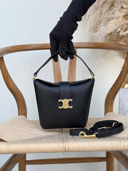 Available Again✨✨✨
CELINE
16cm
330 dhs🪙🌺
Top quality 
With box🎁

Zain228
♥️♥️♥️