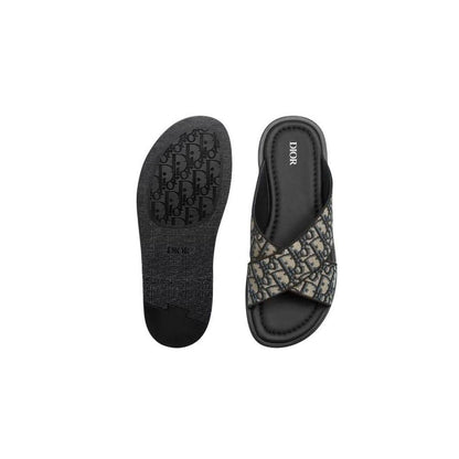 Dior Slippers
Size 40 to 46  
Good quality 
105 dhs✅

Zain79
♥️♥️♥️