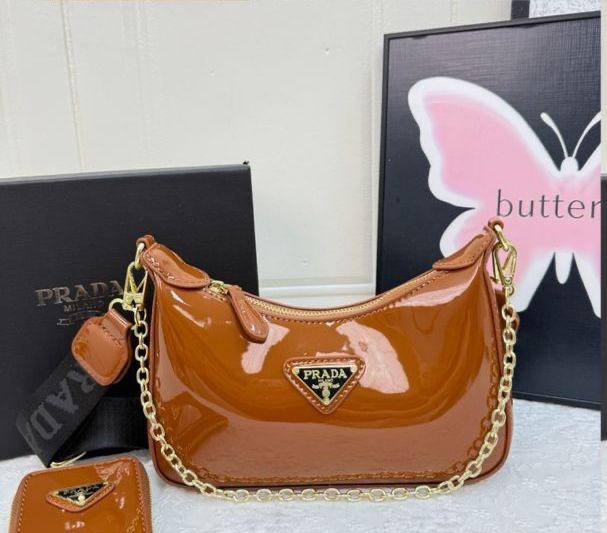 Prada
24 cm 
with box 
80 dhs✅

Zain17
♥️♥️♥️