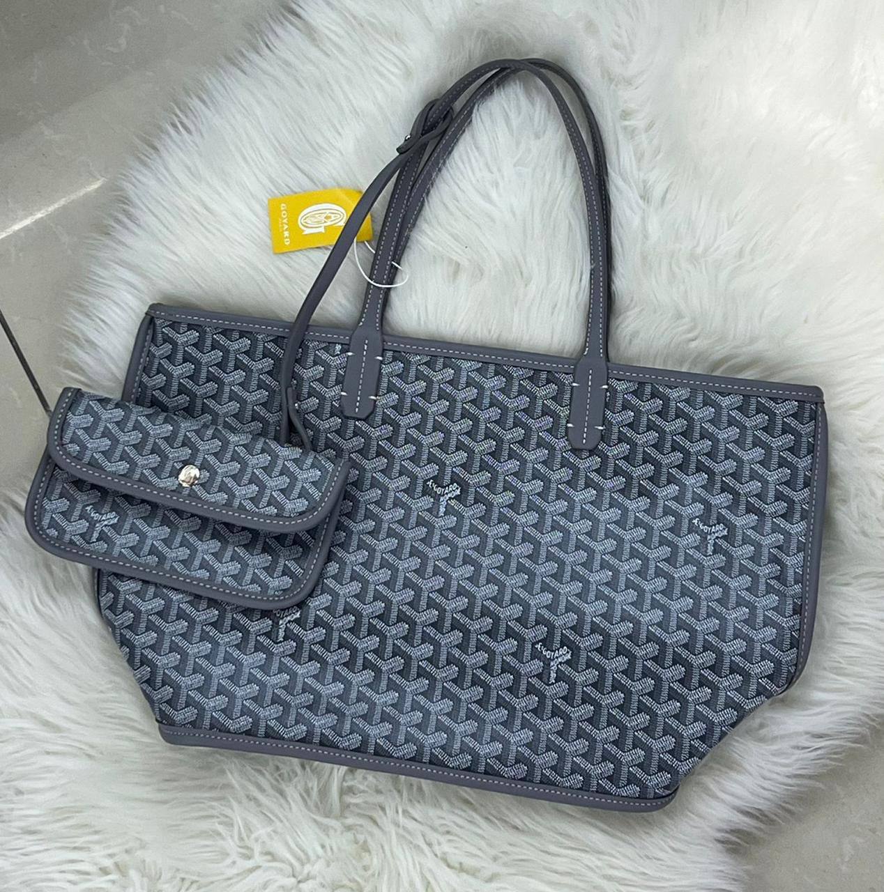 GOYARD 
GOOD QUALITY 
WITH BOX 
🎁🎁🎁

90 dhs🪙💕

Zain250
♥️♥️♥️