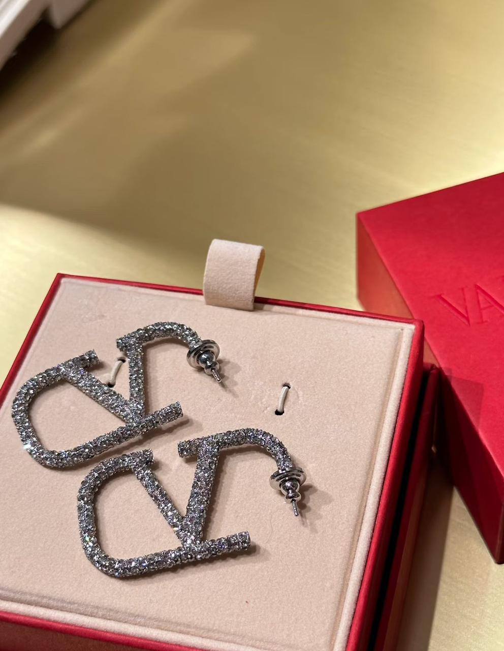 Valentino ❤️‍🔥*
Earring 🦋
Master quality 💯
With normal boxes 📦 
65 dhs❣️
With master box 🗃️ 
75 dhs❣️

Zain216
♥️♥️♥️