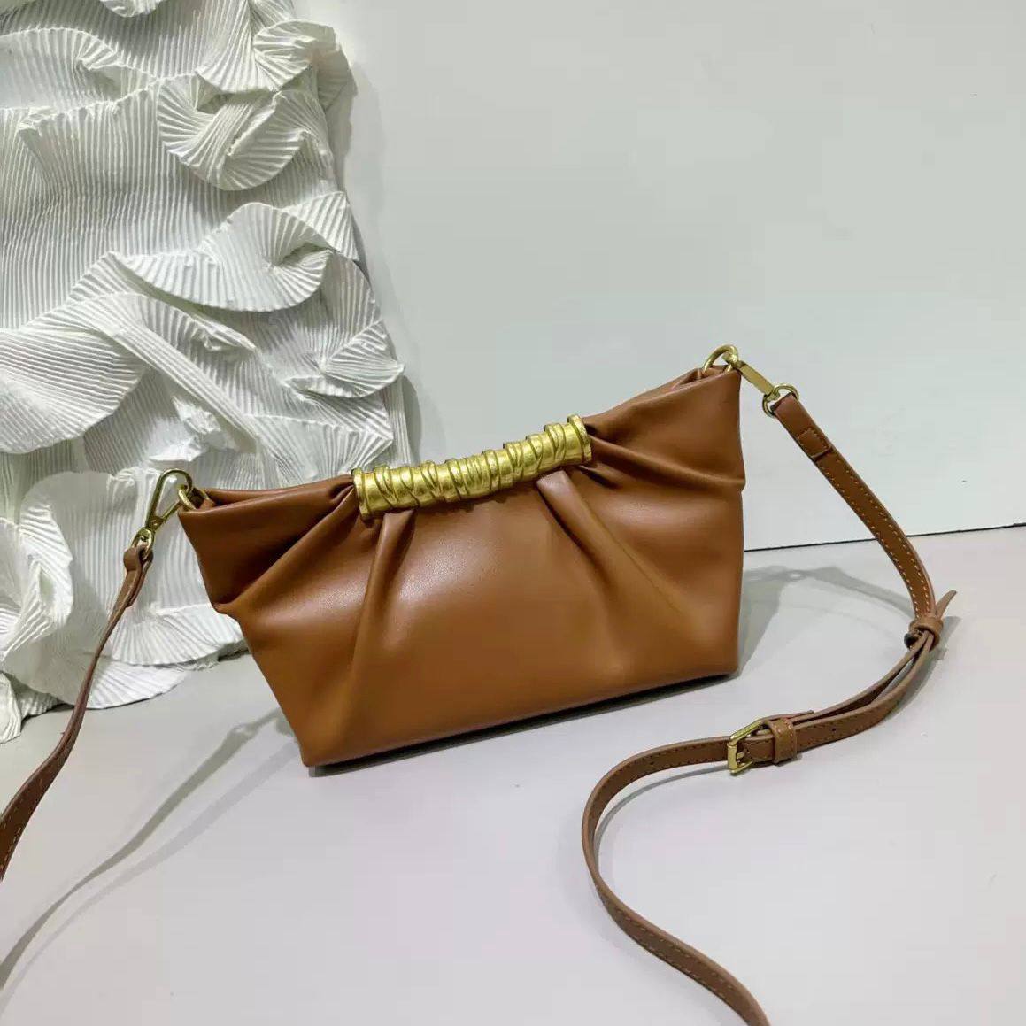 BOTTEGA 

GOOD QUALITY 

WITH BOX 
🎁🎁🎁

90 dhs✅

Zain39
♥️♥️♥️