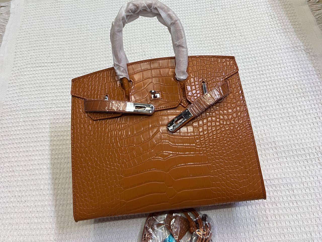 Hermes
105 dhs✅
size 30cm

Zain26
♥️♥️♥️