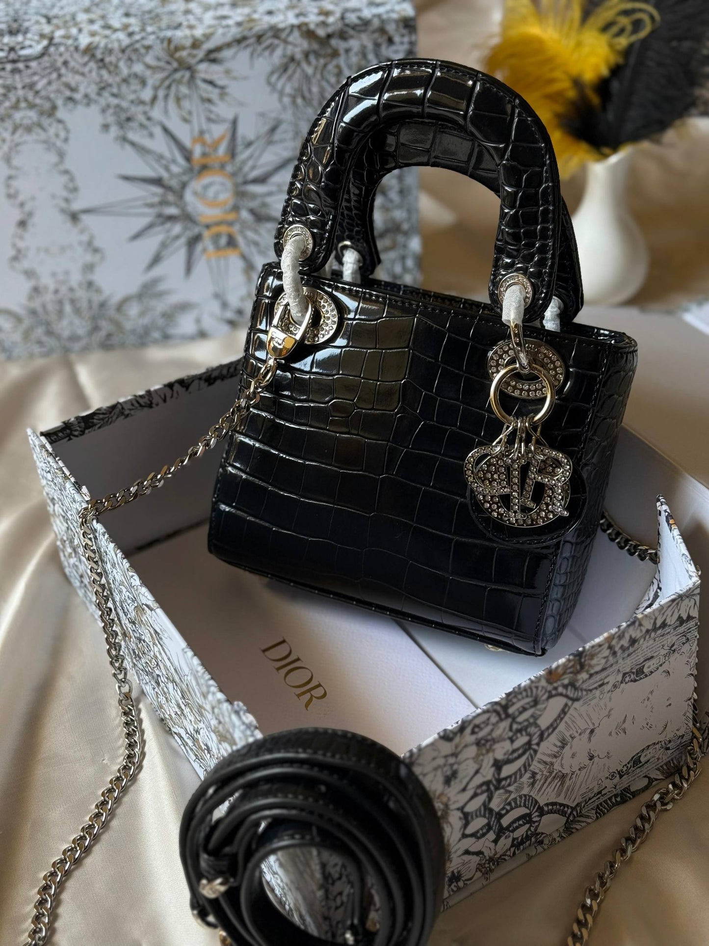 DIOR
17cm
340 dhs💓
Top quality 
With box🎁

Zain167
♥️♥️♥️