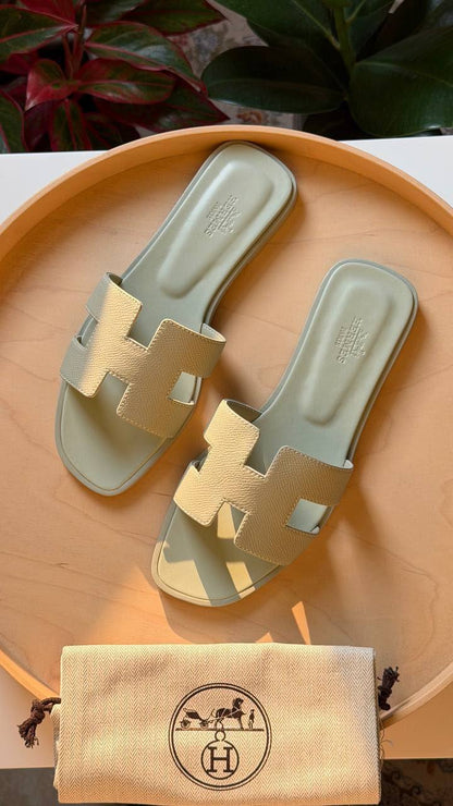 Hermes

Available

Master quality 
Size: 36 to 41 

430 dhs🇦🇪🇦🇪

Zain318
♥️♥️♥️