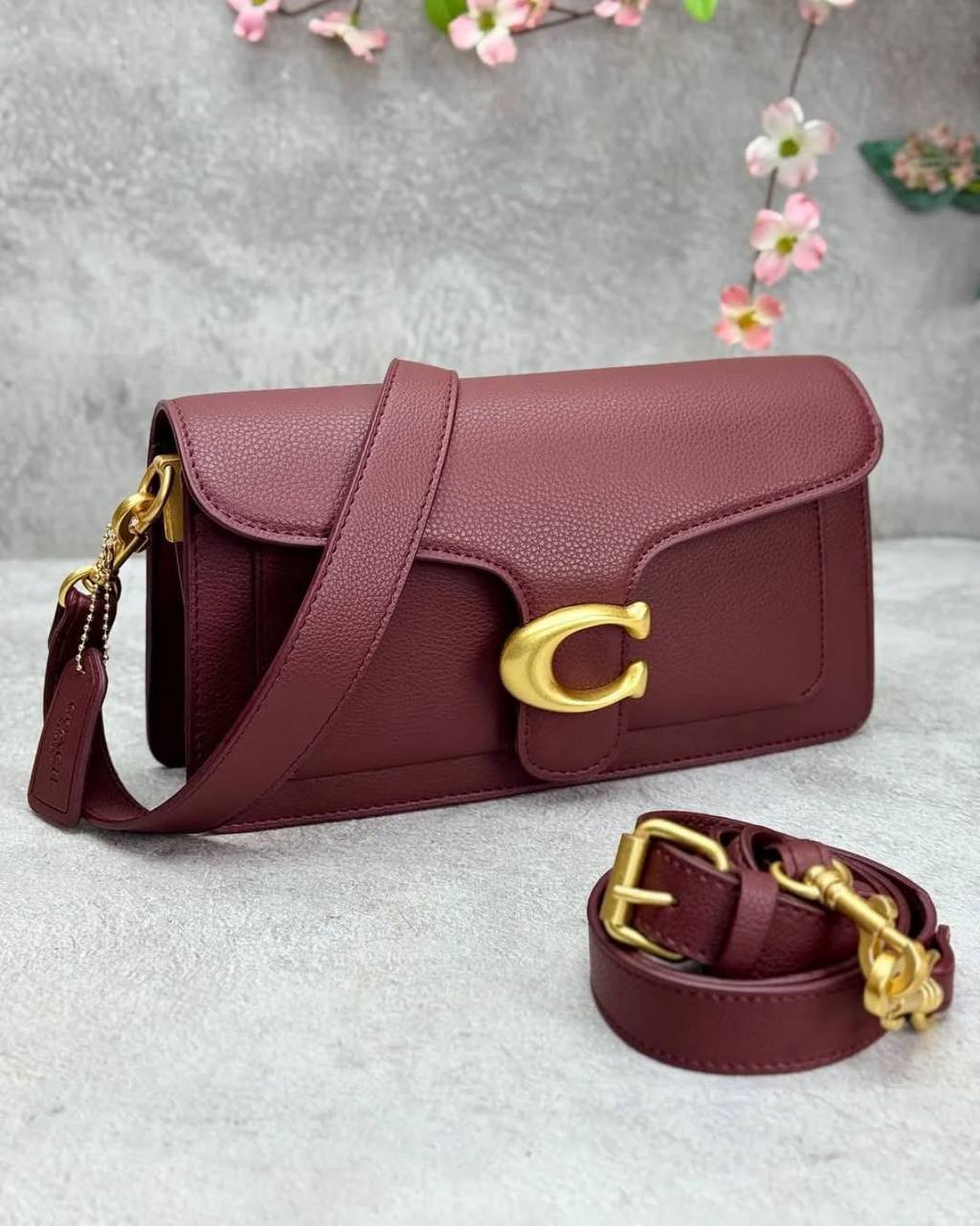 COACH
Best quality WITH BOX
100 dhs💛
size 21CM

Zain290
♥️♥️♥️