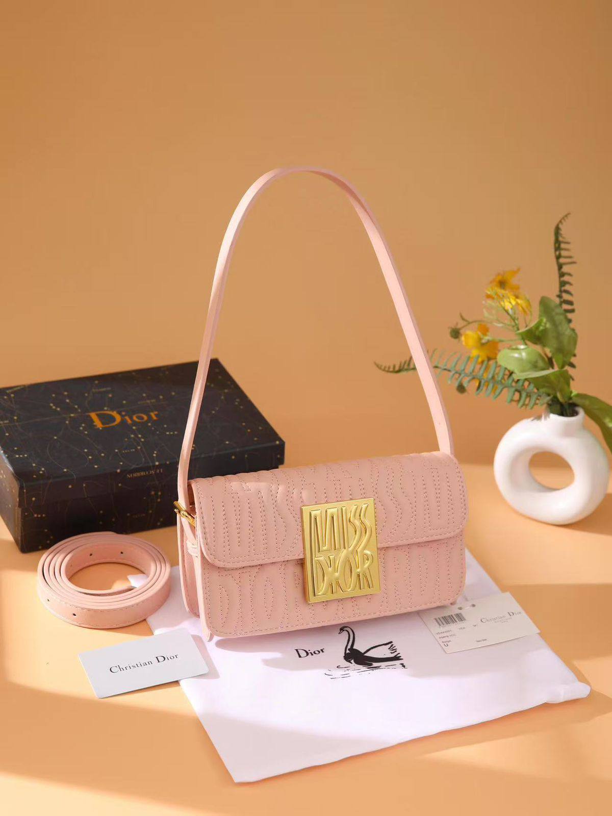 Dior
Best quality
With box’s
🎁🎁🎁

95 dhs❣️
size 22cm

Zain158
♥️♥️♥️
