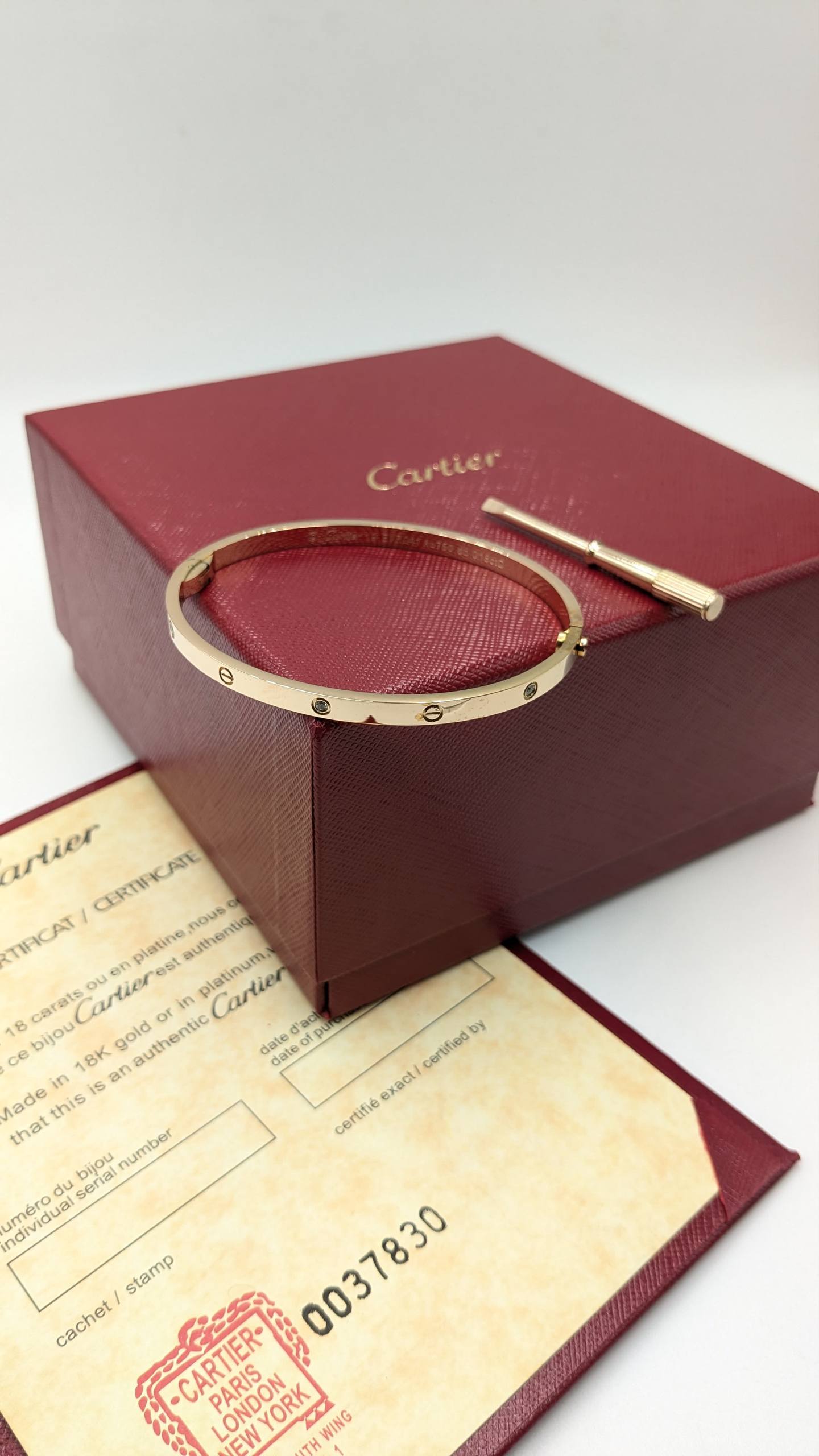 Cartier
*Super Master Quality* 
*Thin Love Braclate*
120 dhs✅ with Normal Box 🎁
150 dhs✅ with Good Box 🎁
190 dhs✅ with Master Box 🎁

Zain210
♥️♥️♥️