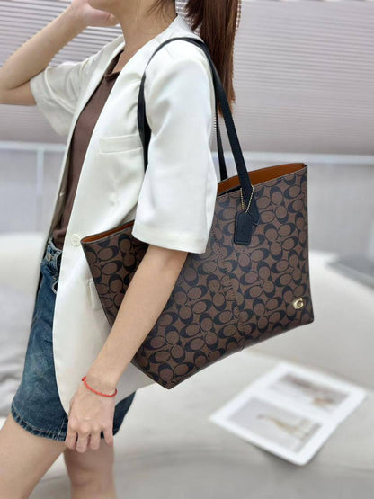 💞 Coach tote 2 in 1
1⃣️ First quality 
Size: 32 * 30 * 15 cm
90 dhs🌺

Zain115