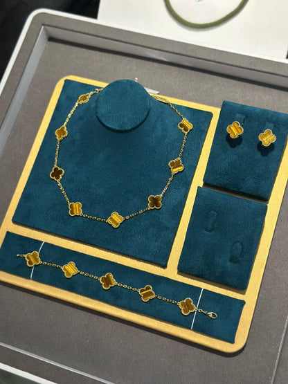VCA SET 
10 flower necklaces 😍
5 flower bracelet❤️
One flower earring✨
One flower ring 💍 available size👇
6,7,8,9
With normal boxes 🗃️ 
280 dhs✅

With master box 📦 
350 dhs✅

Zain216
♥️♥️♥️