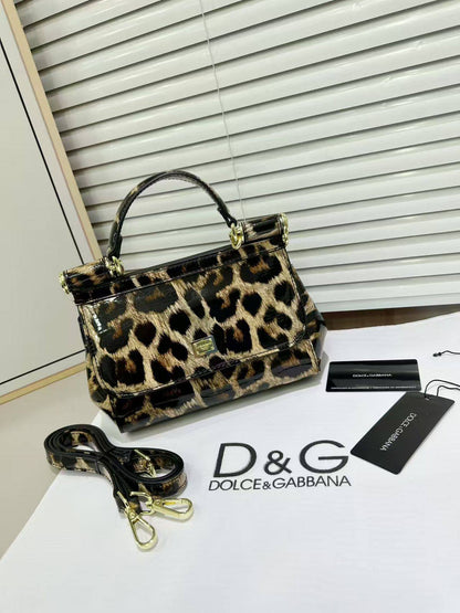 D&G

with box
🎁🎁🎁

100 dhs🪙🌨️

Zain143
♥️♥️♥️