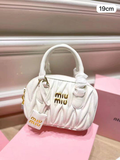 🎉 Offer 🎊  Miumiu Fashion
Good quality +🎁
Size : 23 ~ 19 * 13  cm
70 dhs🪙🖤
with box🎁
Limit Stock

Zain115
♥️♥️♥️