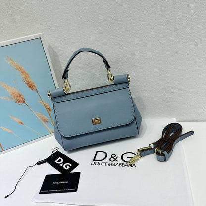 D&G
High quality 
Size: 20cm

With box 
🎁🎁🎁

110 dhs🪙🖤

Zain50
♥️♥️♥️