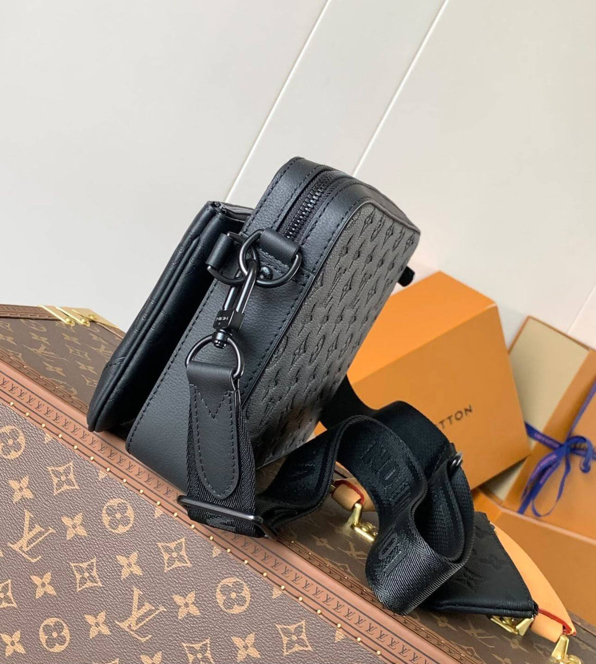 Lv

COPY ONE
 FOR MEN SLING BAG

215 dhs🇦🇪🇦🇪

Zain295
♥️♥️♥️