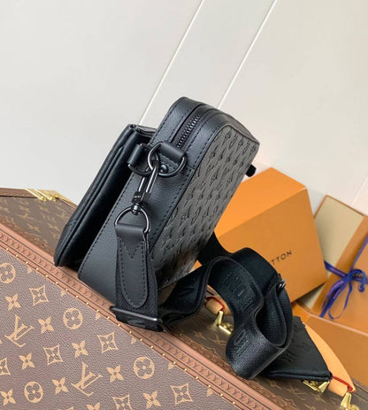 Lv

COPY ONE
 FOR MEN SLING BAG

215 dhs🇦🇪🇦🇪

Zain295
♥️♥️♥️