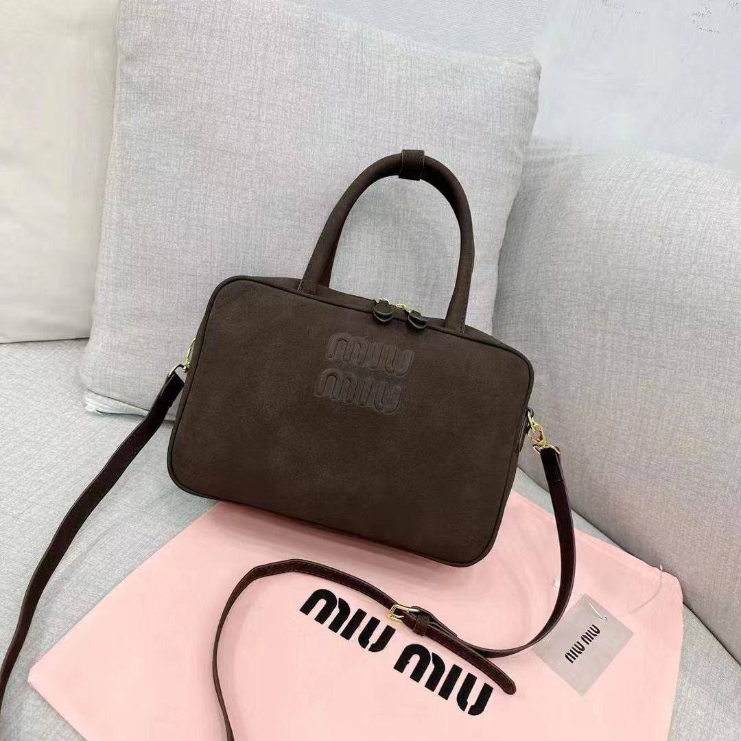 Miu Miu
90 dhs❤️
Good Quality

Zain90
♥️♥️♥️