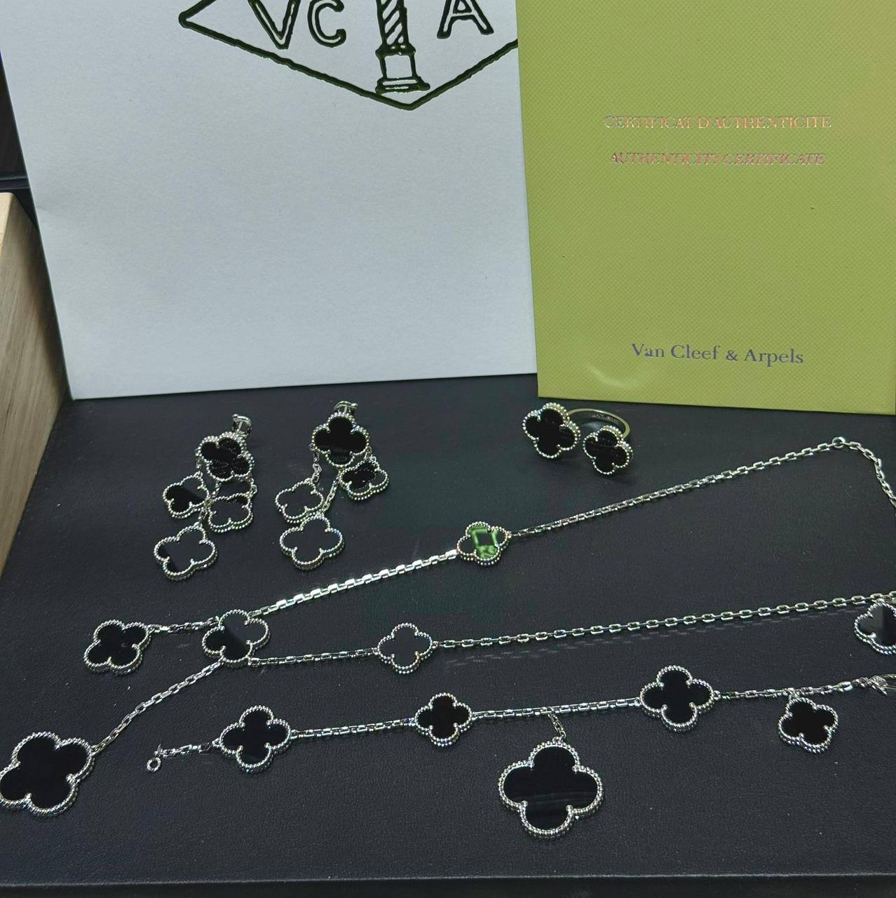 VCA SET ❤️‍🔥*
Necklace 🦋
Earring🌸
Ring 💍 free size 
Bracelet ✨
Master quality 💯
With normal boxes 🗃️ 
240 dhs🪙🌨️
With master box 📦 
290 dhs🪙🌨️

Zain216
♥️♥️♥️