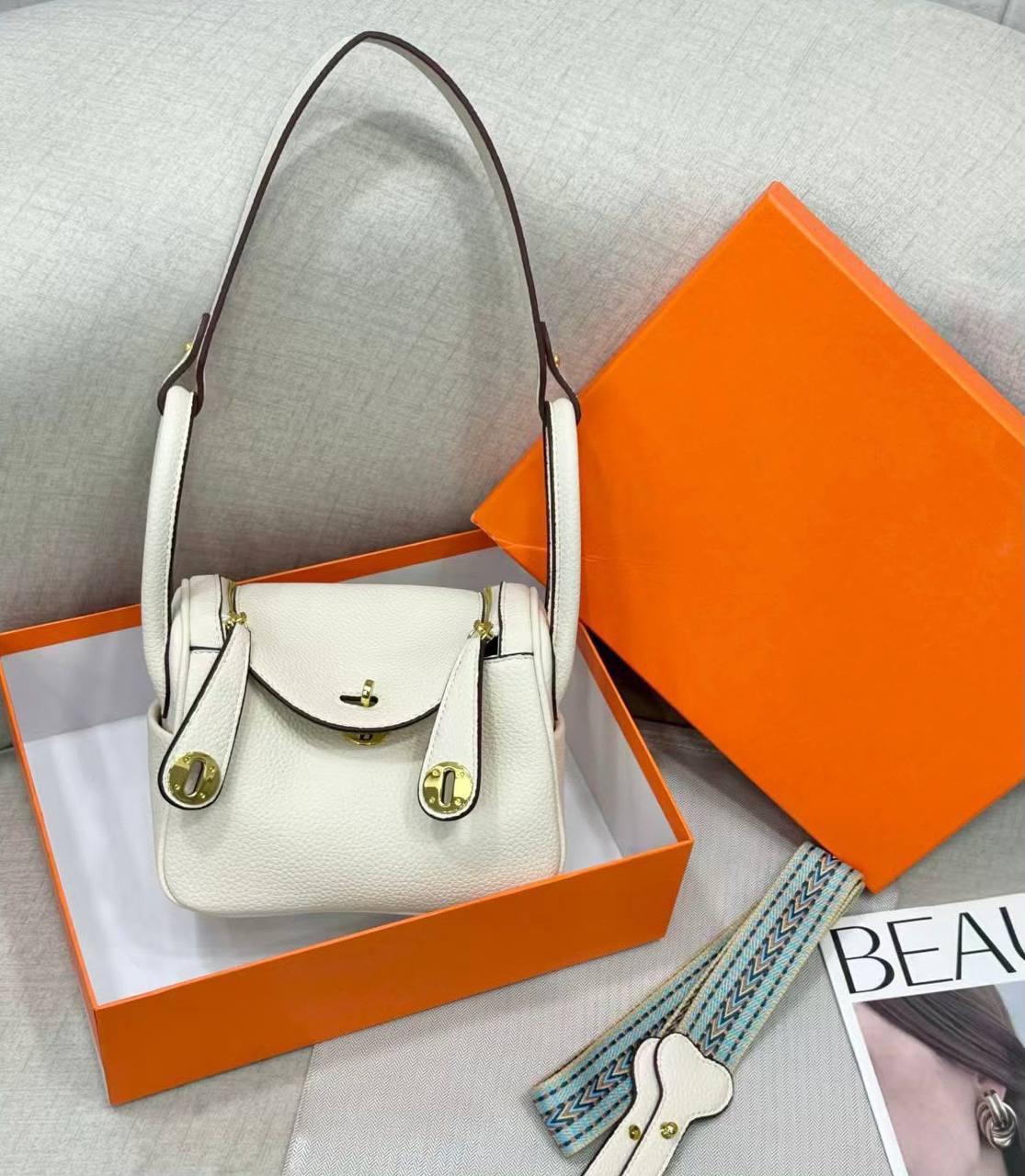 Hermes
LINDY 
GOOD QUALITY WITH BOX 
120 dhs💓

Zain39
♥️♥️♥️