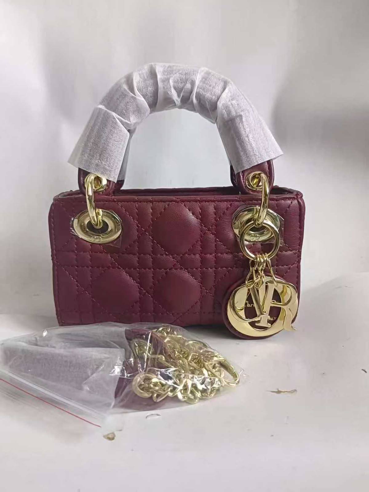 Dior

110 dhs
With box

Zain143
♥️♥️♥️