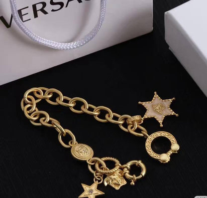 VERSACE ❤️‍🔥*
Bracelet ✨
Master quality 💯
With normal boxes 📦 
55 dhs✅

Zain216
♥️♥️♥️