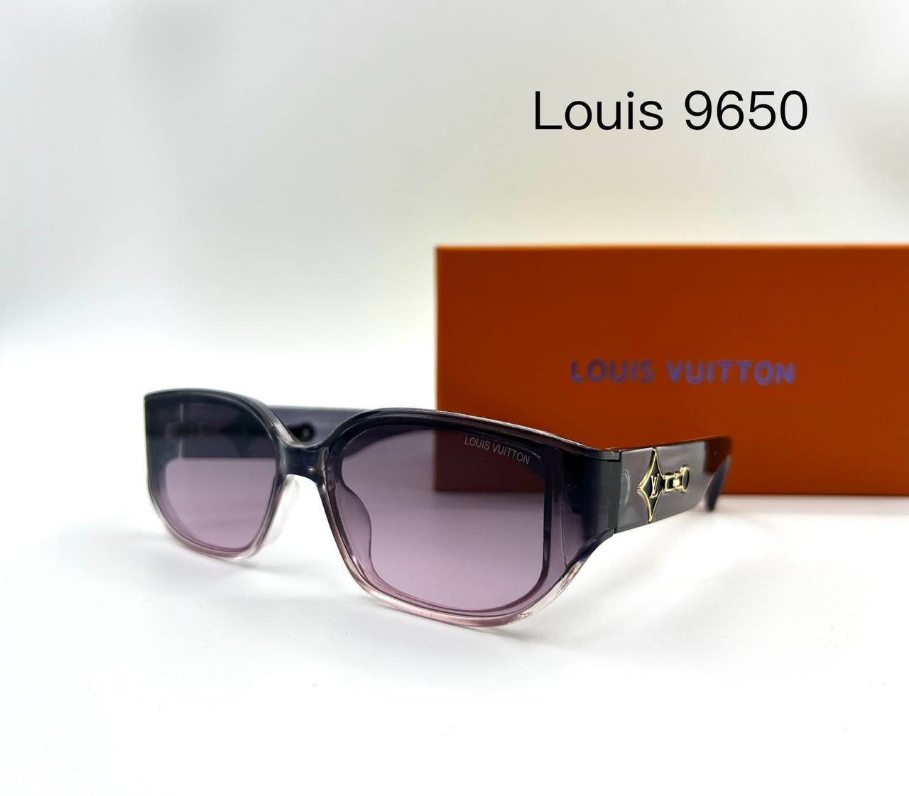 Dior💥*
Sunglasses 🕶️ 
good quality 💯
With master box 🗃️ 
50 dhs❣️

Zain273
♥️♥️♥️